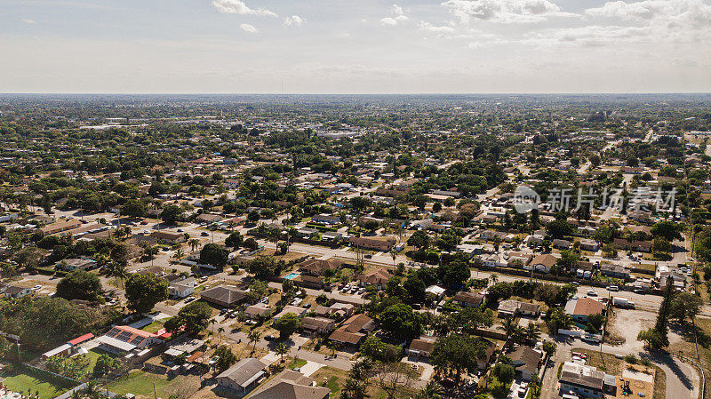 鸟瞰图上的住房，商业建筑和汽车沿着城市街道的Summit Blvd。于2021年4月在佛罗里达州西棕榈滩中部举行